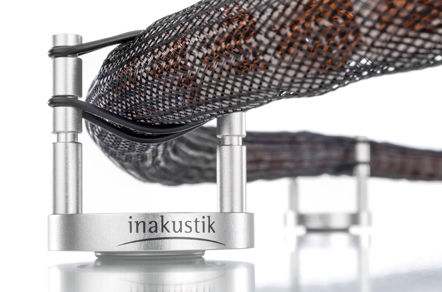 Пример использования Inakustik Reference Cable Base