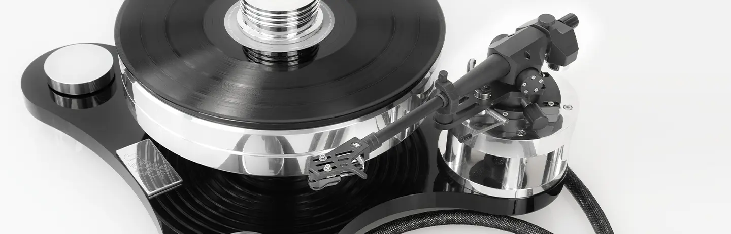 Transrotor turntable fitted with the TRA 9 tonearm and in-akustik AIR tonearm cable