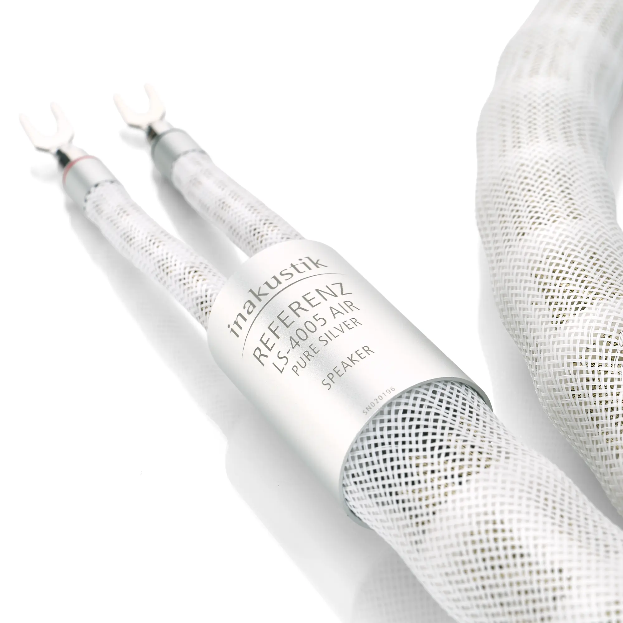 Speaker cable 4005 with silver cable lugs on a white background