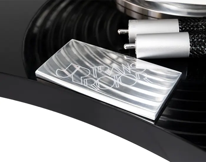 Close-up of the RCA connectors of the in-akustik AIR tonearm cable