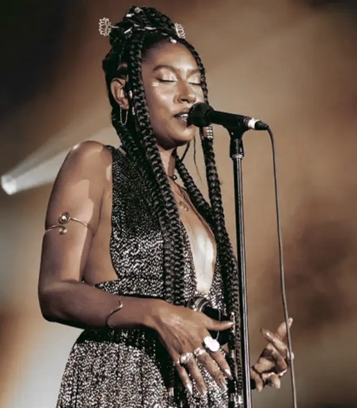 Dominique Fils-Aimé  singt in Nahaufnahme am Mikrofon